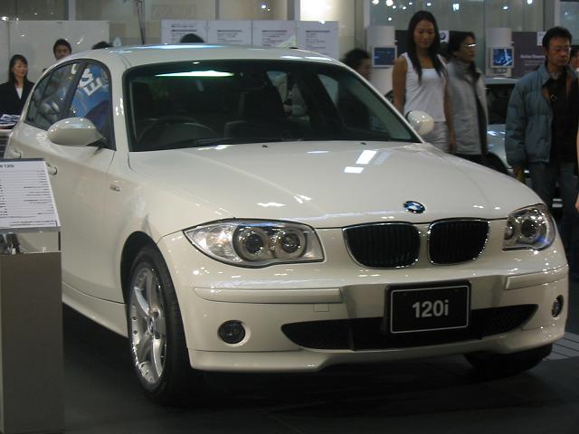 BMW 120i (前)